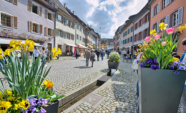 Die historische Altstadt lädt ihre Besucher zum Einkaufen ein